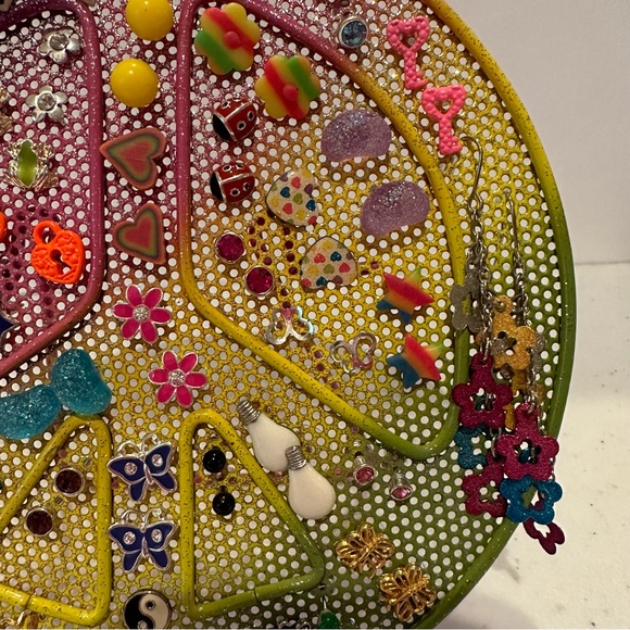 Girl’s Peace Sign Earrings holder / stand w/ over 35 pairs of earrings - Picture 6 of 9